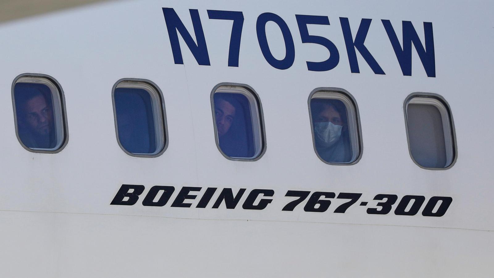 Supreme Court blocks, for now, new deportations under Alien Enemies Act