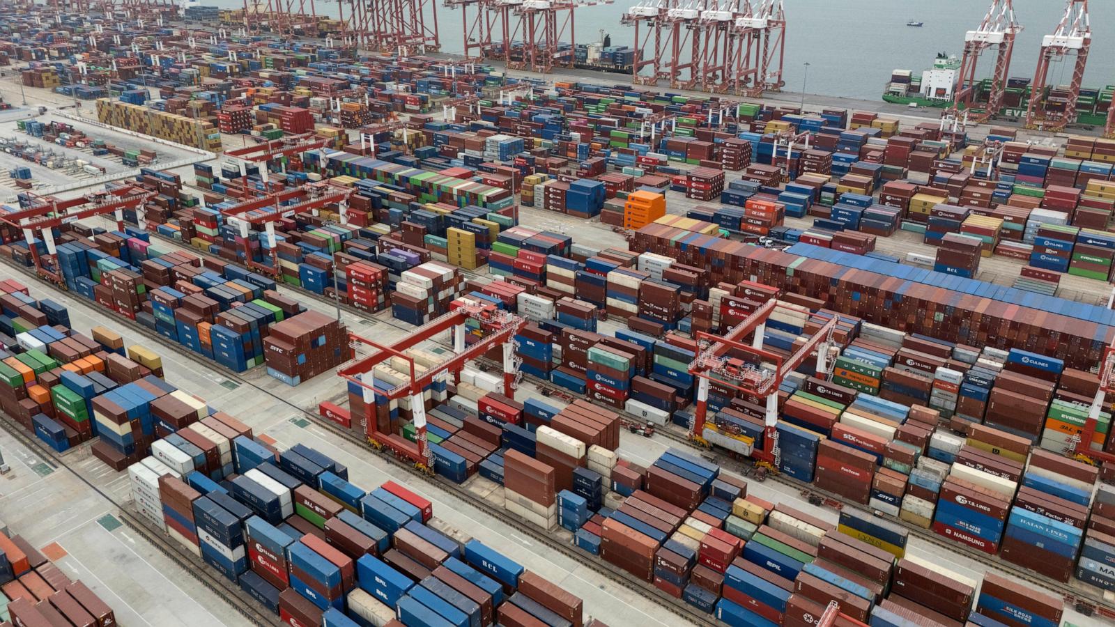US trade deficit hits record high ahead of Trump tariffs