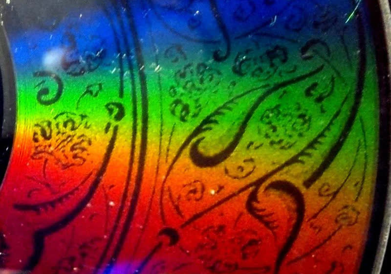 Burn beautiful images onto CDs with ones and zeros, no LightScribe needed