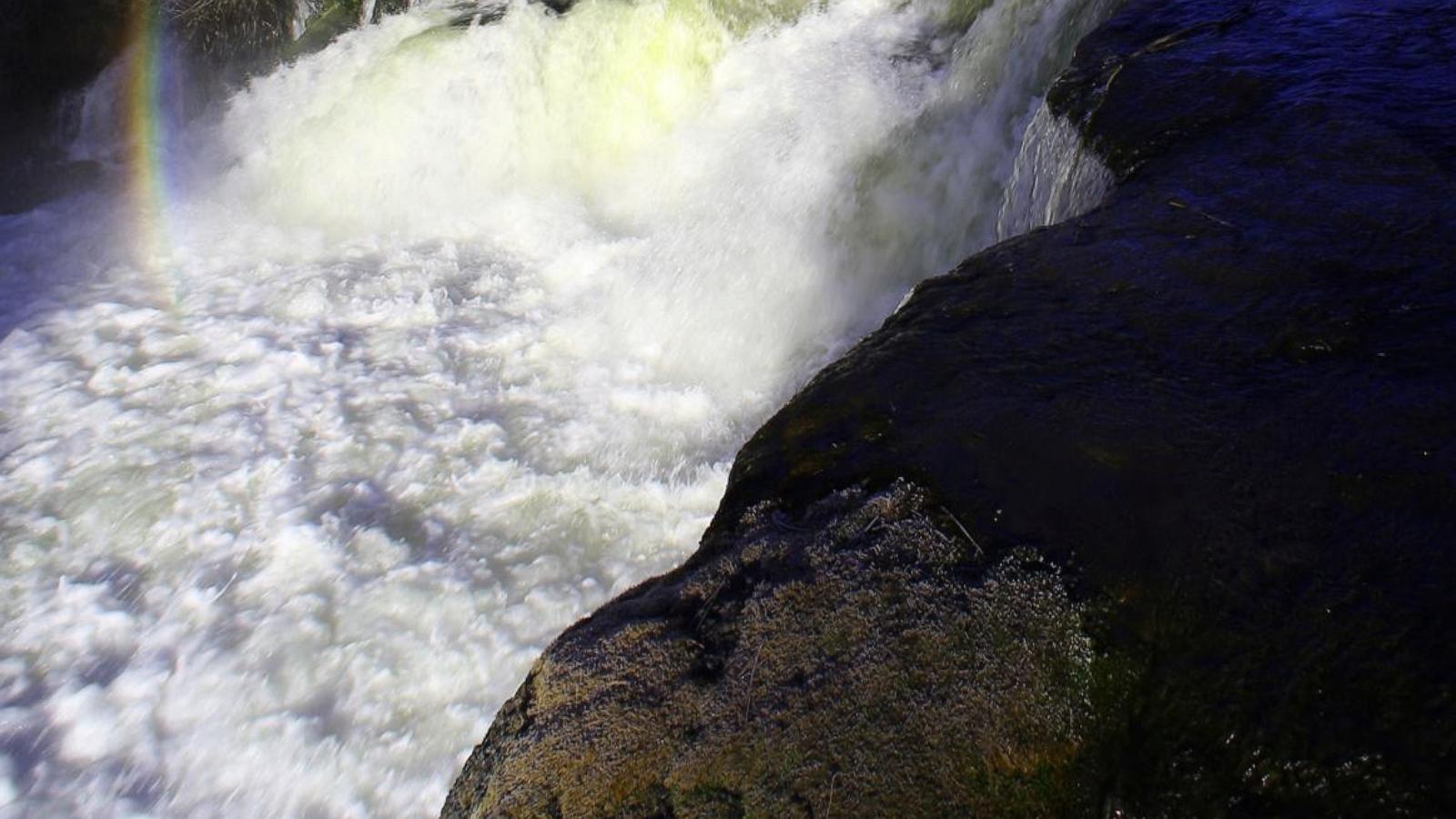 1 killed and 2 missing after a group is swept over an Oregon waterfall
