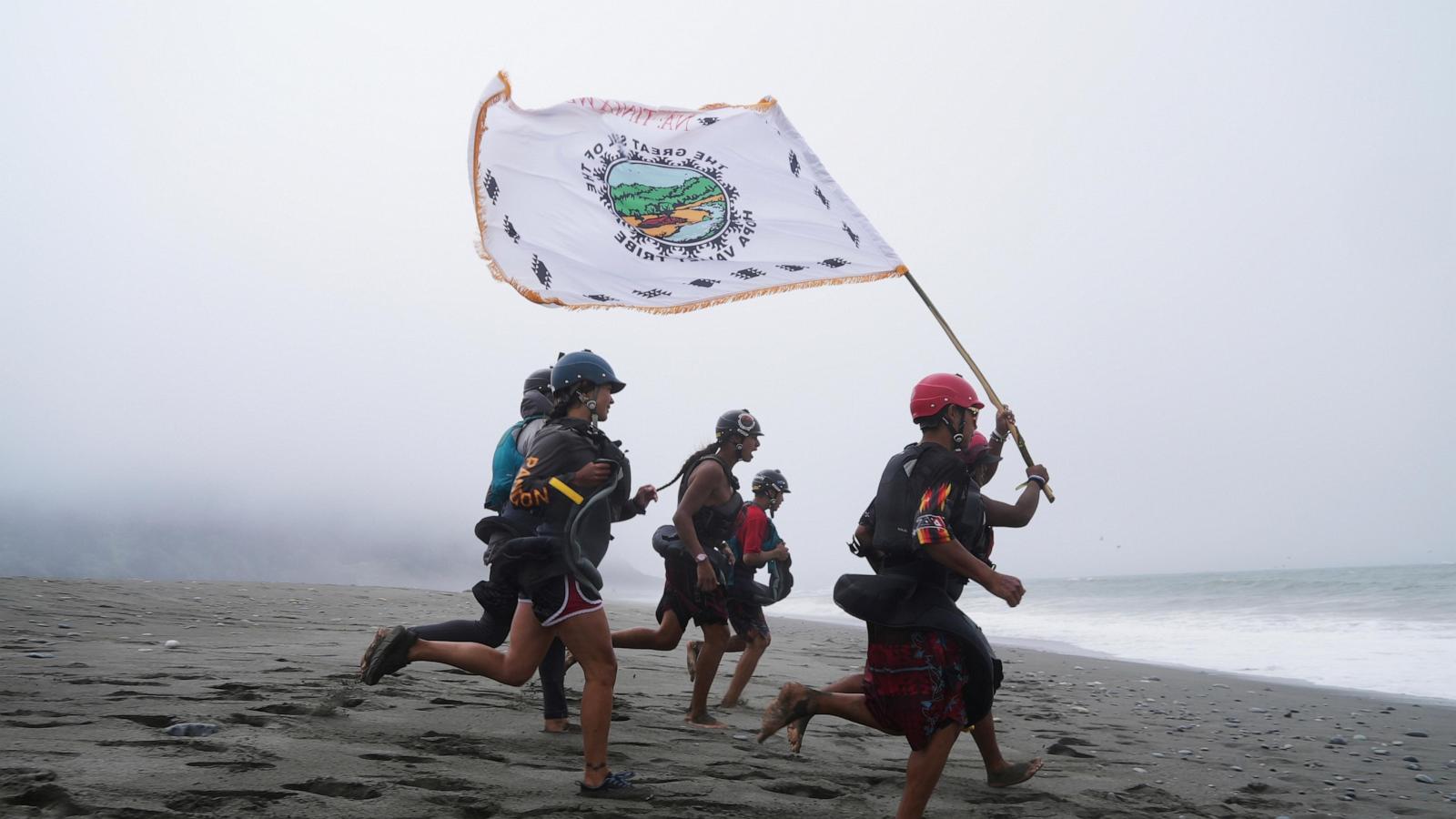 Native American teens kayak major US river to celebrate removal of dams and return of salmon
