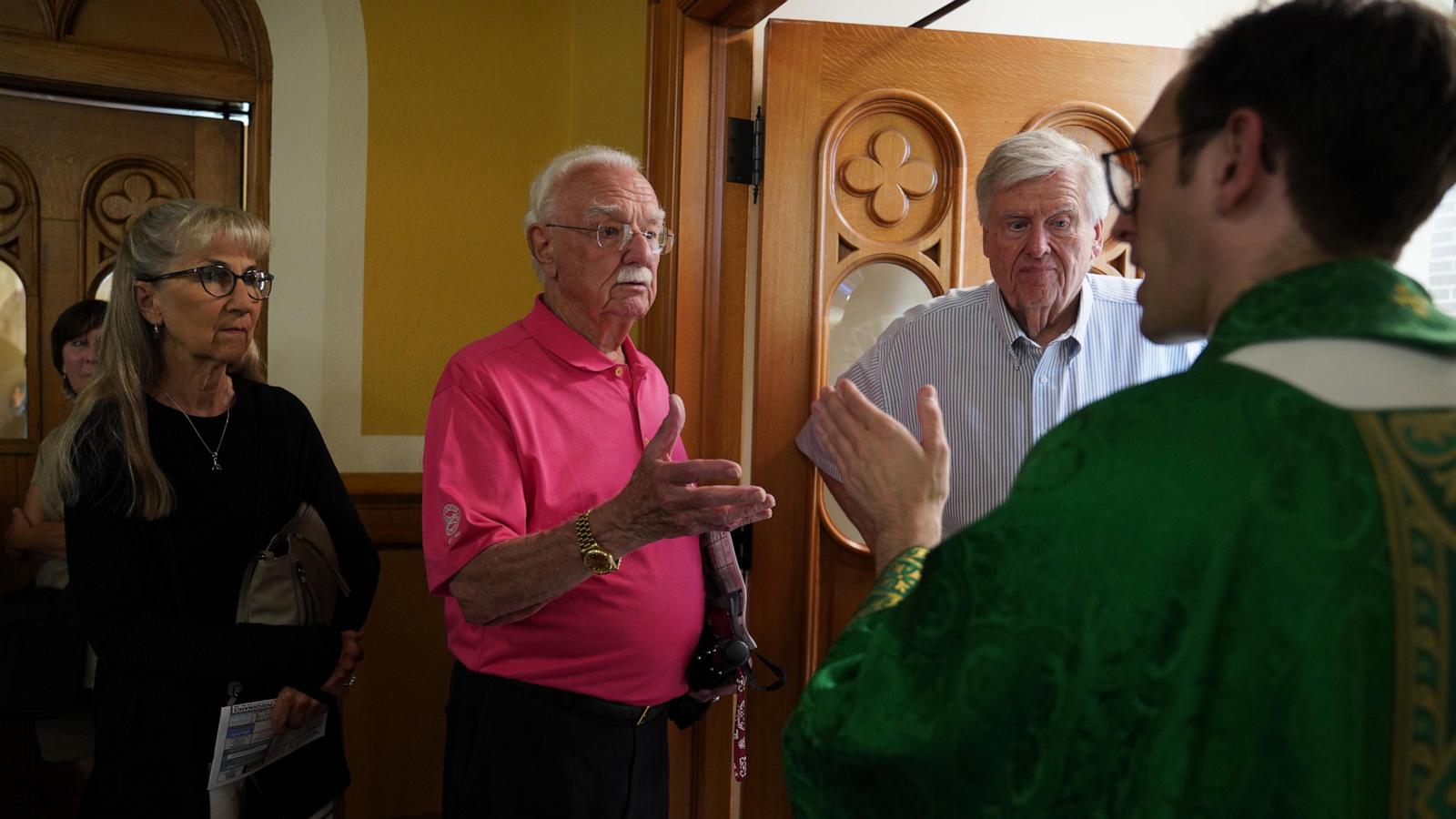 Migrants to Iowa strike different portraits where 'American Gothic' was created