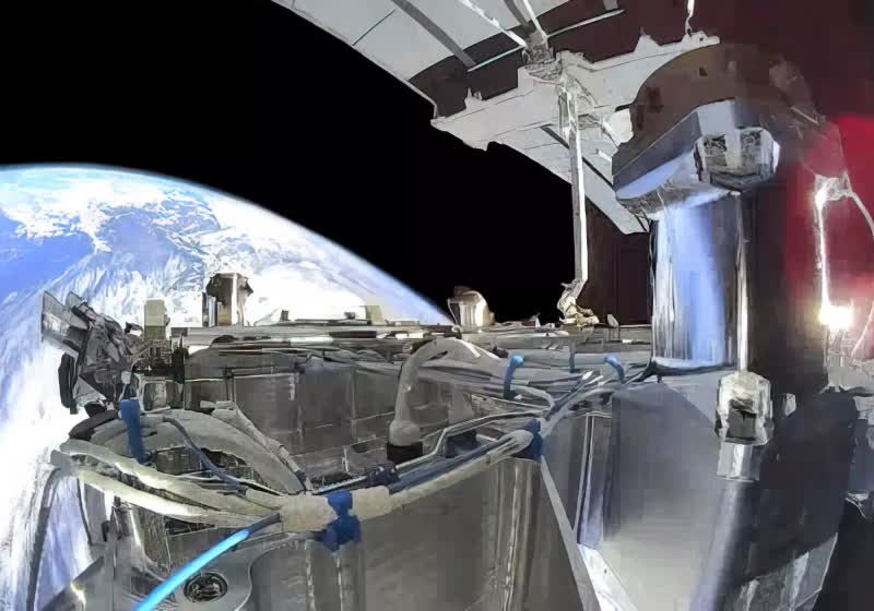 SpaceX's classified Starshield satellites are broadcasting on restricted frequencies