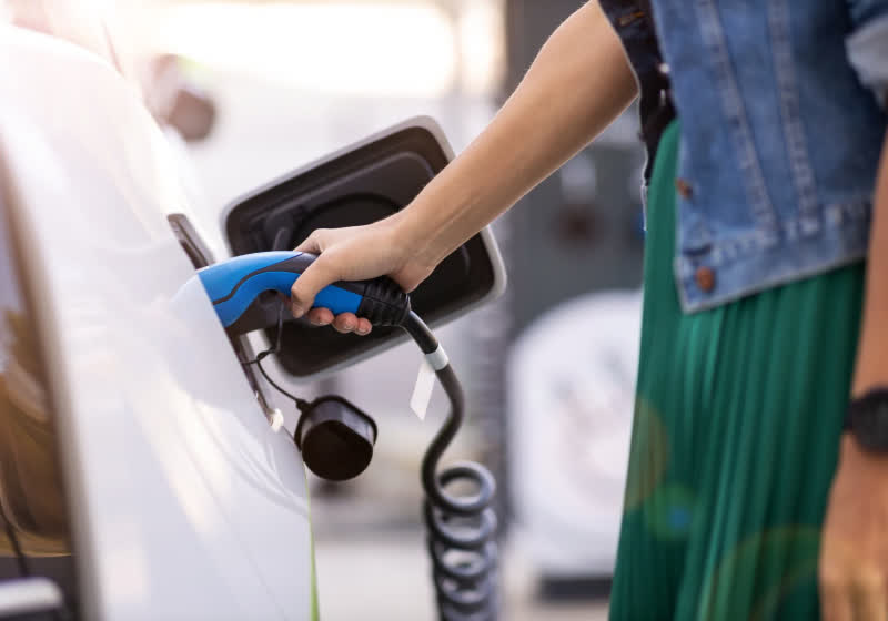 Uber is offering drivers $4,000 to switch to electric, but it comes with some serious caveats