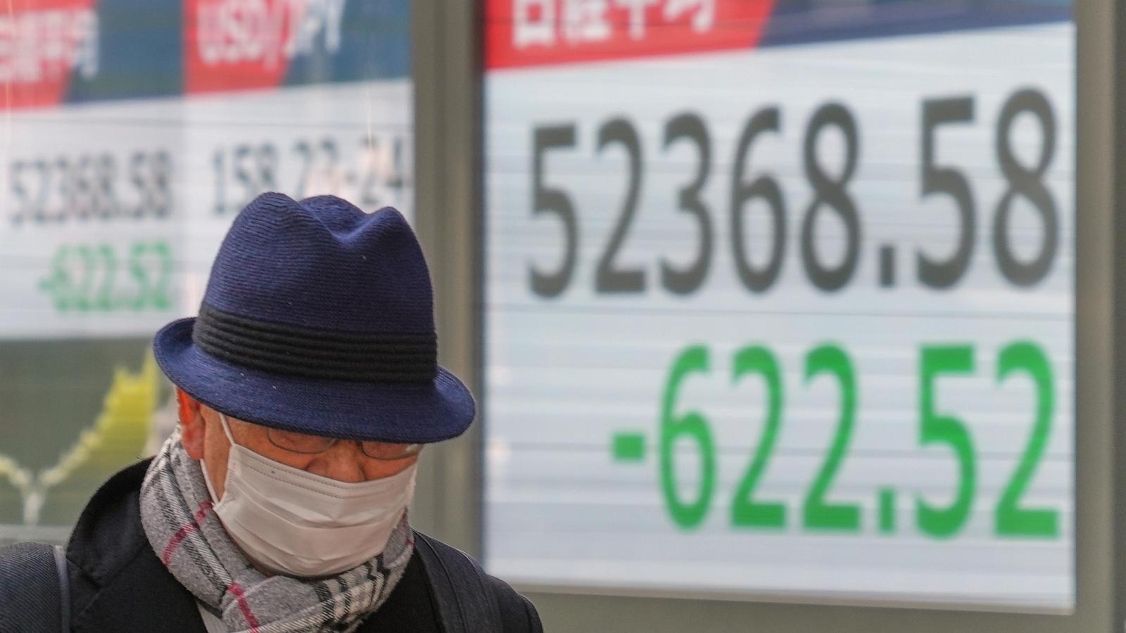 US futures edge higher and gold hits another record