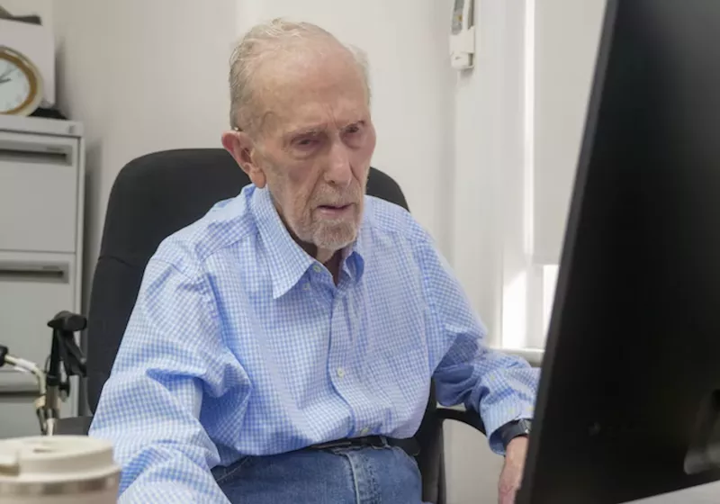 Meet the 102-year-old teaching seniors how to use smartphones and Windows