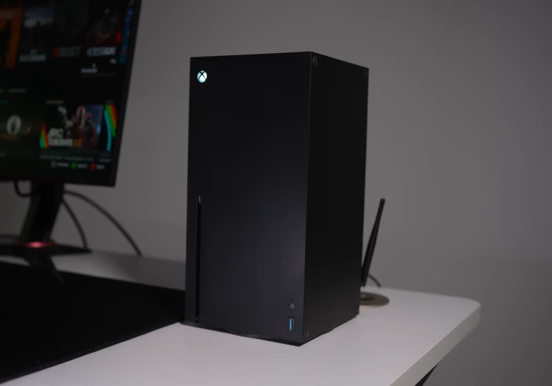 Modder packs a full Windows gaming PC inside Xbox Series X chassis
