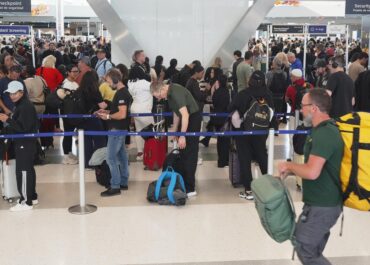 How to monitor airport security lines at US airports while TSA officers go without pay