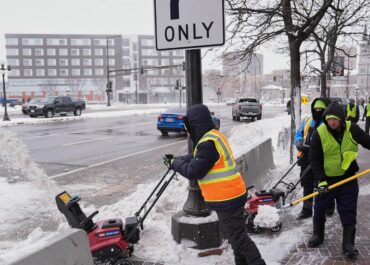 Snow and wind batter parts of US, with threat of thunderstorms and tornadoes starting later Sunday