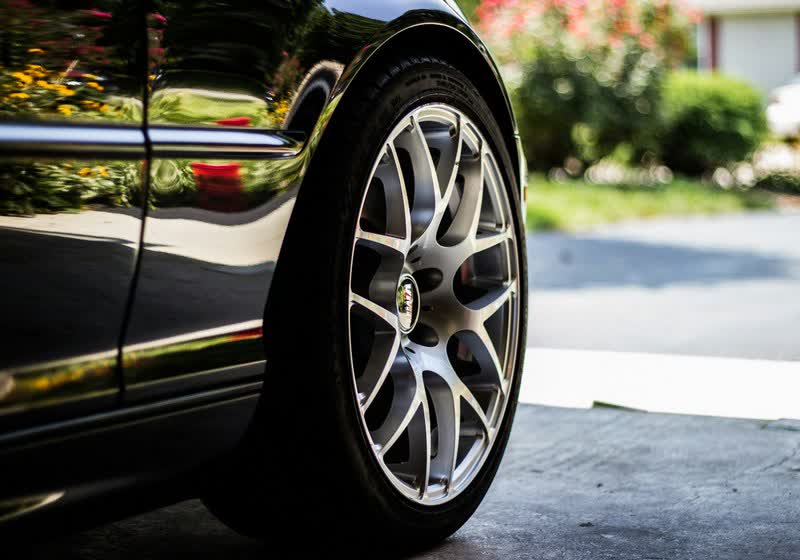 This robot changes tires faster than any mechanic, without even removing the wheel