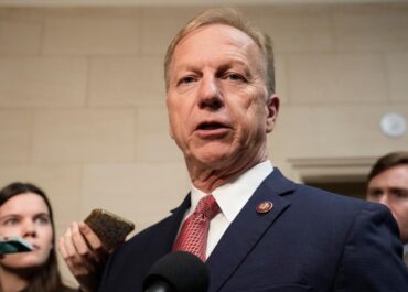 Oklahoma begins choosing a new US senator and governor in crowded primary