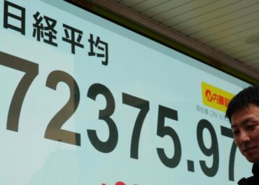 Rebound in tech shares pushes Asian shares higher, while oil prices fall