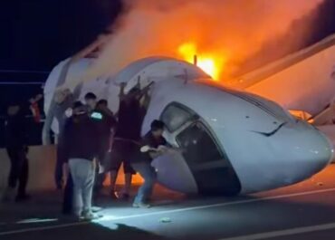 With a sledgehammer and a shovel, volunteers raced to save passengers in Texas plane crash