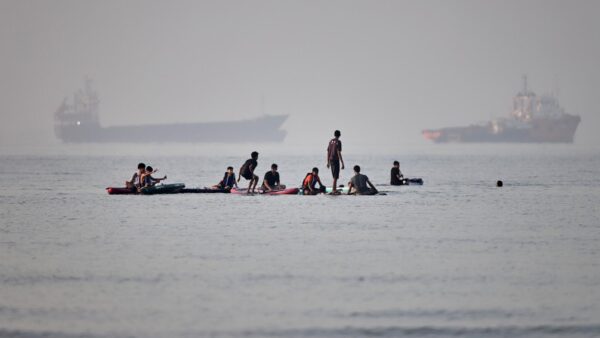 A new exchange of fire with Iran in the Gulf tests the fragile ceasefire