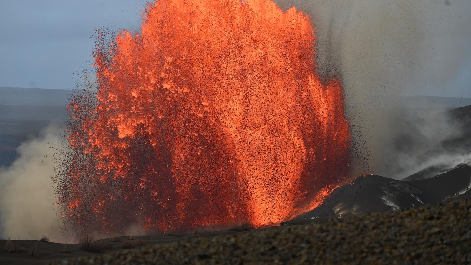 Hawaii's Kilauea sets record for lava fountaining episodes