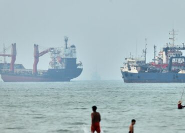 Oil prices ease after US and Iran pause their attacks