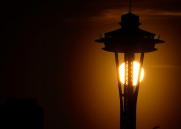 Seattle police seek two men who parachuted from the Space Needle