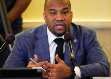 Mississippi district attorney pleads guilty to bribery conspiracy and resigns
