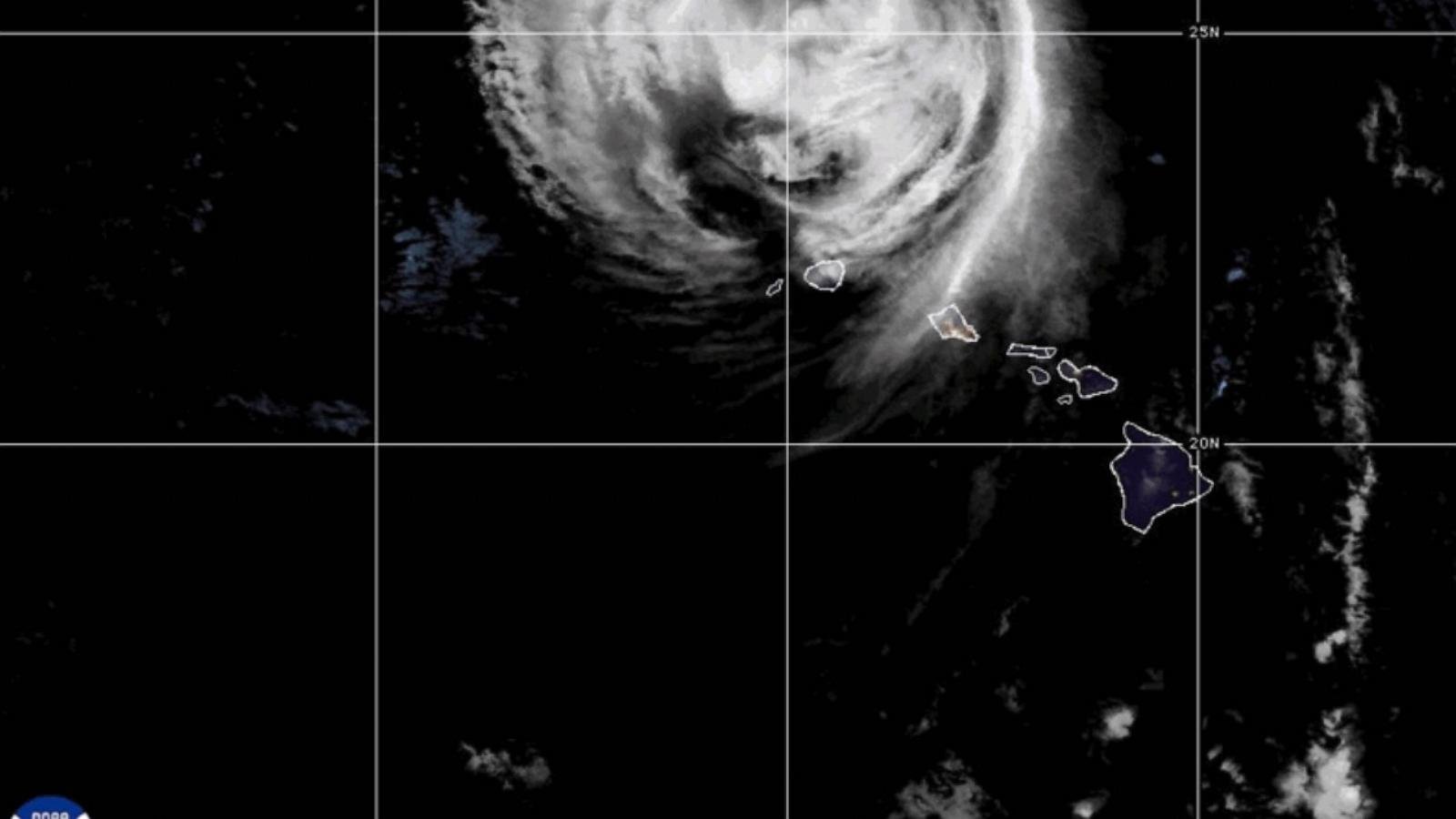 Hawaii’s western islands hit by fierce winds and heavy rain from Hurricane Lowell