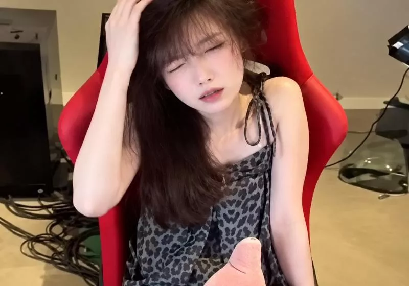 This streamer is charging viewers $7.50 to spin her chair in bizarre money-making stunt