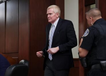 Alex Murdaugh’s defense and prosecutors expect to clash over evidence during hearing